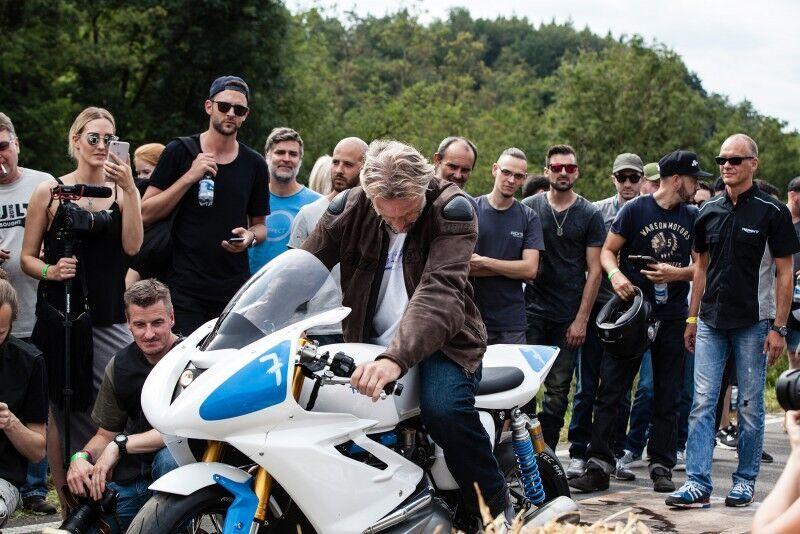 Carl Fogarty dá à Triumph o primeiro lugar em Glemseck