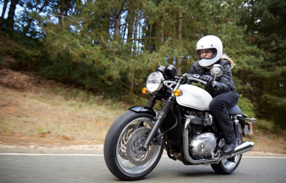Triumph Thruxton este verão com oferta de 900 euros em acessórios ou equipamentos