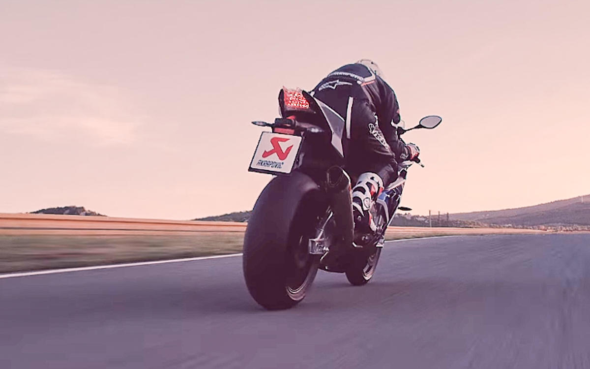 Vídeo: Akrapovic presta tributo às Superbikes