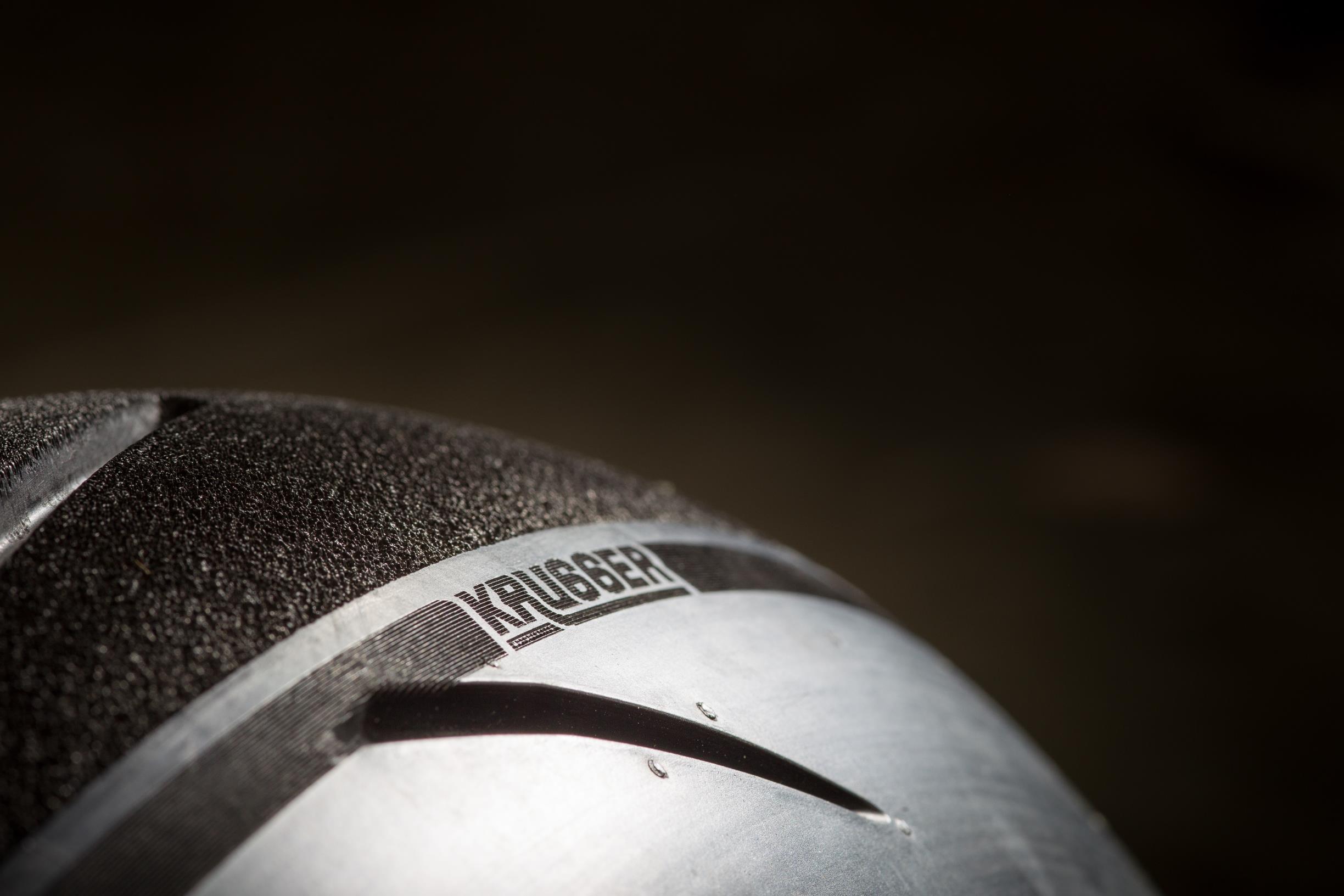 Dunlop desenvolve pneu para a moto Krugger construída à mão