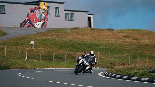 A nova KTM 1290 Super Duke GT 2019 a rolar na Ilha de Man – Veja o vídeo