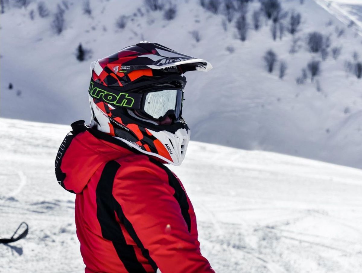 Este é o novo capacete Airoh Strycker