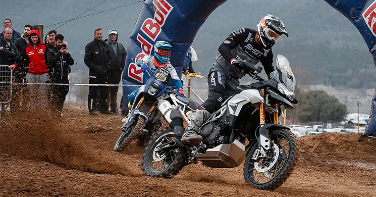 Triumph vence em “Bassella Race” com Ivan Cervantes