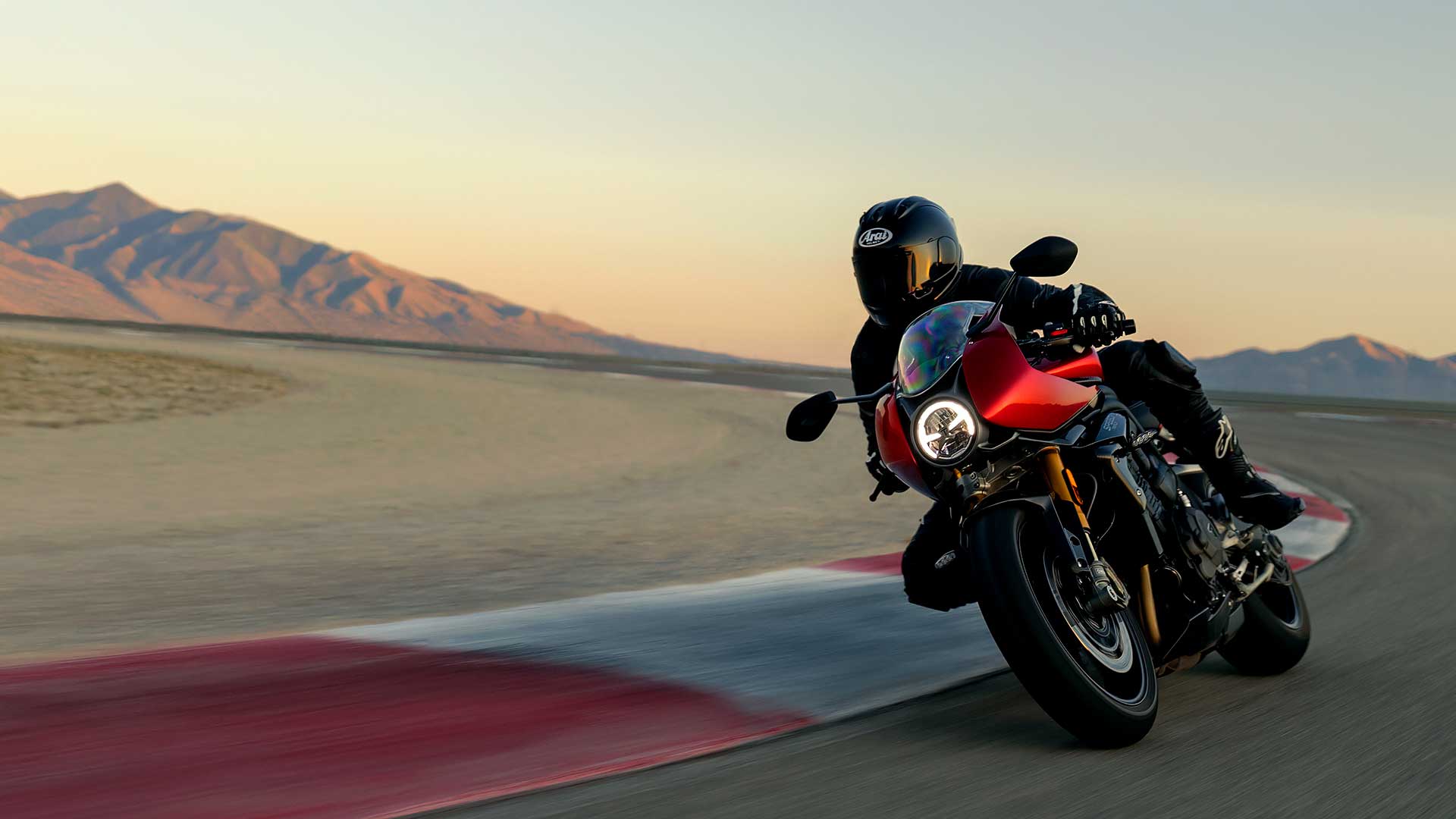 Triumph Speed Triple 1200 RR – em vídeo