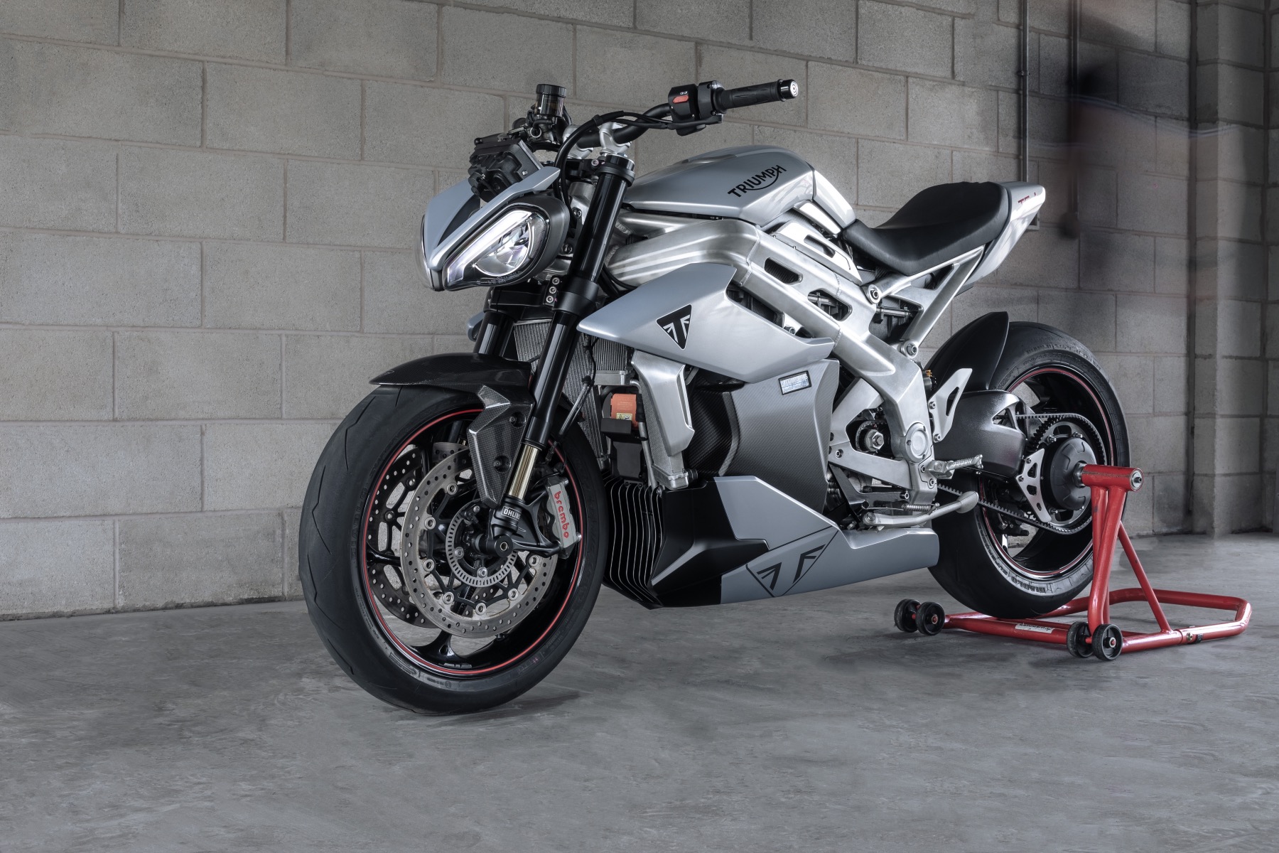 Triumph testa combustíveis para um motociclismo mais sustentável