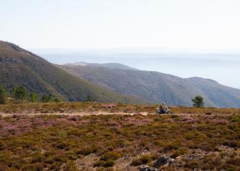 Lés-a-Lés Off-Road: Centenas de motociclistas na estrada