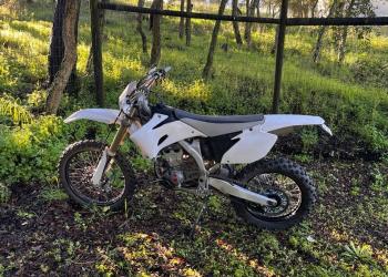 A moto do leitor Yamaha YZF 250