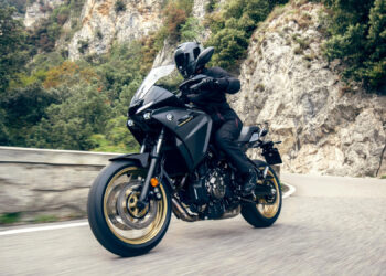 Yamaha TRACER 7 com oferta da Top Case de 45 litros