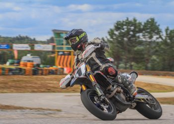 Kartódromo de Vila Nova de Poiares iluminado para prova noturna de Supermoto