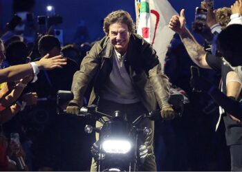 Tom Cruise “participa” nos Jogos Olímpicos em Paris e “prepara” os de Los Angeles