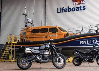 Duas motos Triumph Edição Bond autografadas por Daniel Craig em leilão para apoiar o RNLI