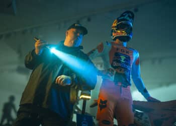 Mani Lettenbichler transforma o museu KTM numa pista de aventura noturna