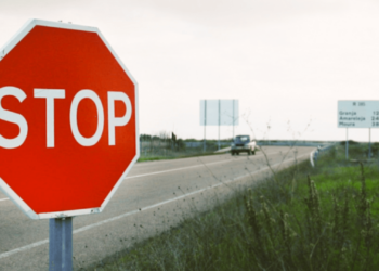 Sabe qual é a multa por não parar num sinal de STOP?