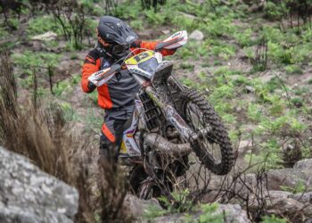 Diogo Vieira e Diego Rodrigues discutem o CN de Hard Enduro em Vila Real