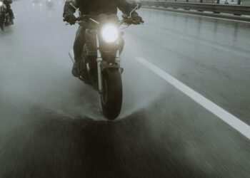 Bridgestone alerta para cuidados com pneus de motos em época de chuva