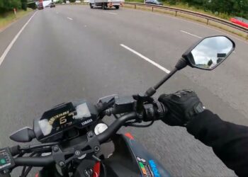 Será que posso ser multado por circular na via do meio ou da esquerda em auto-estrada?