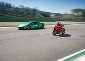 Lamborghini Temerario desafia Ducati Panigale V4
