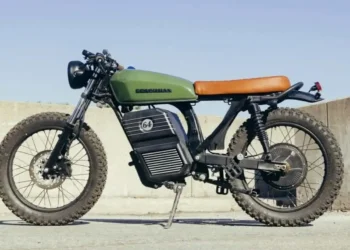 Esta moto elétrica de estilo retro é divertida e prática