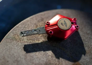 MV Agusta Superveloce 1000 Ago surpreende até pela chave