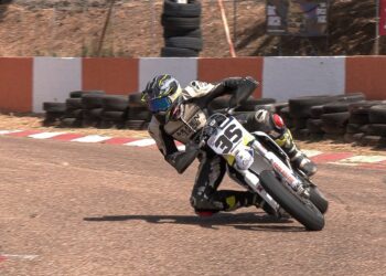 Sérgio Rego a dobrar no Campeonato Nacional de Supermoto