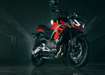 A nova Aprilia Tuono 457 já chegou a Portugal