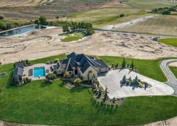 Esta casa tem o seu próprio circuito de motocross. Quer uma?