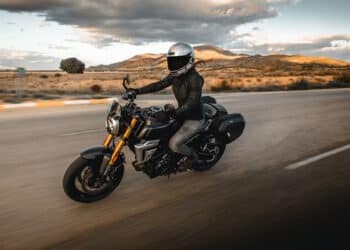 GSX-8T/8TT é a nova proposta naked da Suzuki