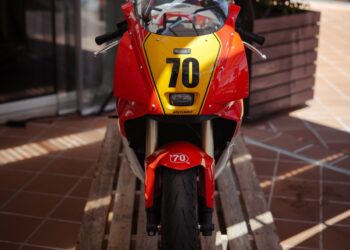 Yamaha celebra 70 anos em parceria com a Holy Moly Motorcycles