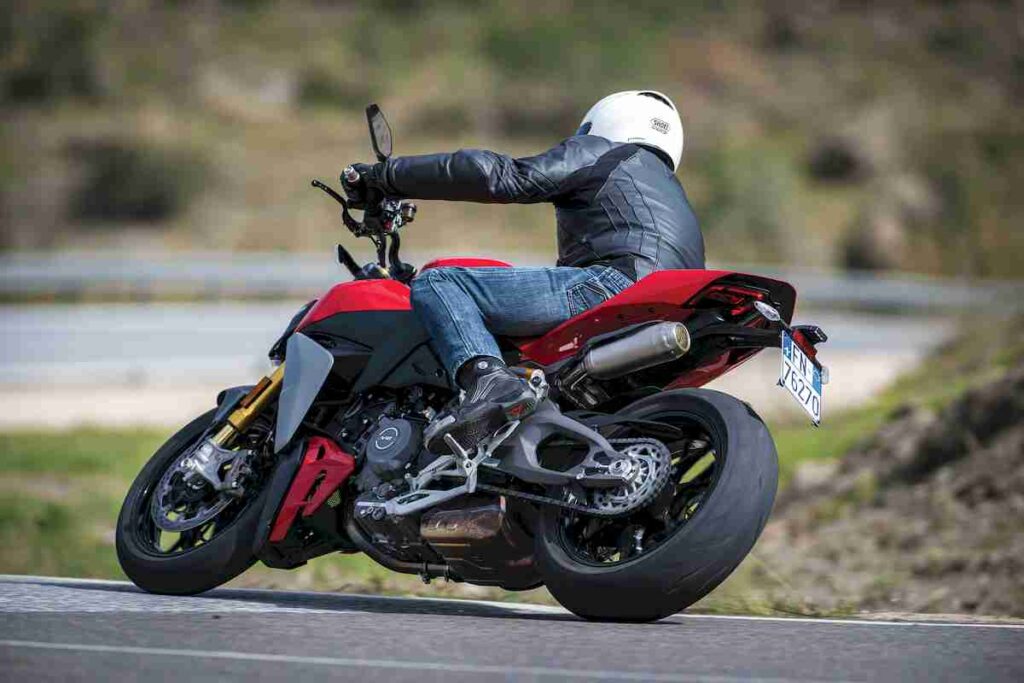 DucatiFácil como uma Monster, eficaz como uma Panigale. E oferecedora de intermináveis doses de diversão, de forma descomplexada