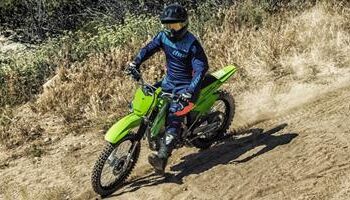 Kawasaki KLX140 2026 é moto para jovens radicais
