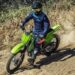 Kawasaki KLX140 2026 é moto para jovens radicais