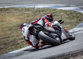 Novo Bridgestone RACING BATTLAX V03 é um slick para motos