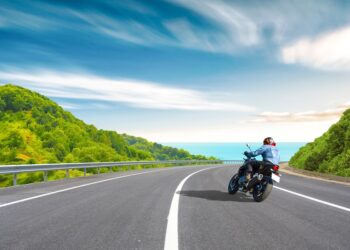 Sabia que pode ser multado por pisar o traço contínuo?