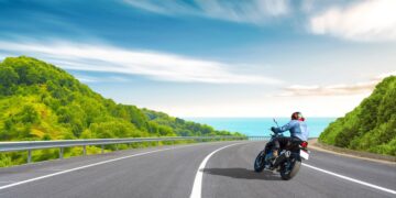 Sabia que pode ser multado por pisar o traço contínuo?