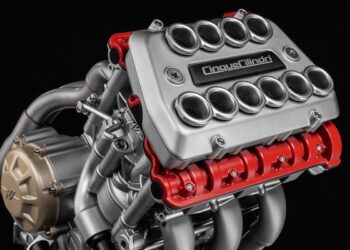 MV Agusta inova com motor de 5 cilindros