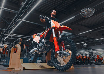 Bajaj conclui aquisição da KTM