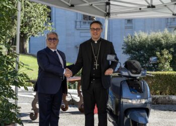 TVS Motor entrega duas scooters à Cidade-Estado do Vaticano