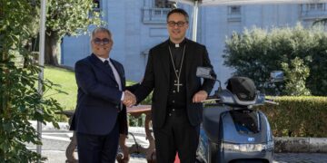 TVS Motor entrega duas scooters à Cidade-Estado do Vaticano