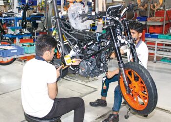 Reportagem – Visita à fábrica Bajaj – Berço especial