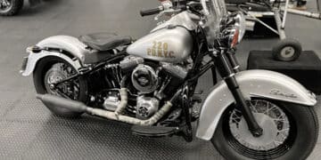 Esta Harley-Davidson tem muita história e vai a leilão
