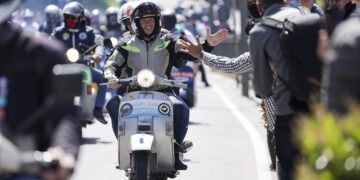 Vespa celebra 80 anos em Roma