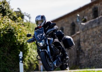 Dominar 400 fica pronta para viajar: Bajaj e GIVI unem forças numa oferta imperdível