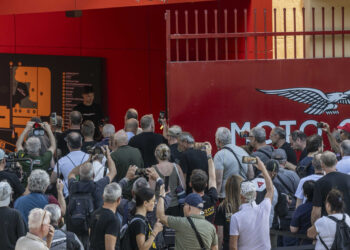 Multidão internacional marcou a abertura da nova casa da Moto Guzzi em Mandello