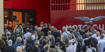 Multidão internacional marcou a abertura da nova casa da Moto Guzzi em Mandello