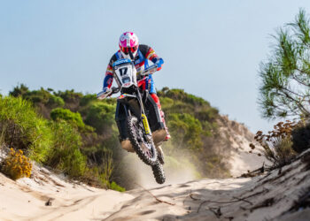 Bianchi Prata de elétrica no Lés-a-Lés Off-Road